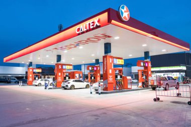 BANGKOK THAILAND: - 15 Temmuz 2020: CALTEX Petrol İstasyonu, Araçlar için yakıt ikmal istasyonu Tayland 'da yakıt ikmali yapılıyor. 24 saat hizmet vermeye hazır.