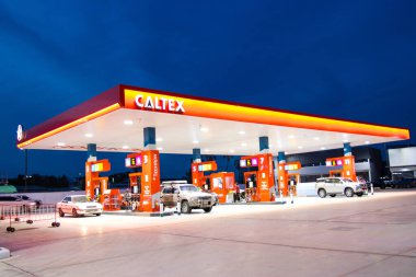 BANGKOK THAILAND: - 15 Temmuz 2020: CALTEX Petrol İstasyonu, Araçlar için yakıt ikmal istasyonu Tayland 'da yakıt ikmali yapılıyor. 24 saat hizmet vermeye hazır.