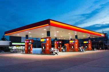 BANGKOK THAILAND: - 15 Temmuz 2020: CALTEX Petrol İstasyonu, Araçlar için yakıt ikmal istasyonu Tayland 'da yakıt ikmali yapılıyor. 24 saat hizmet vermeye hazır.