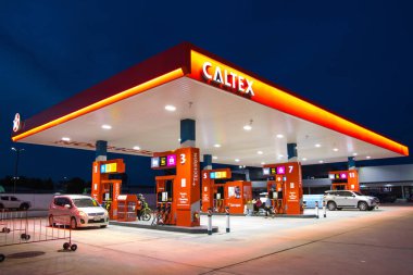 BANGKOK THAILAND: - 15 Temmuz 2020: CALTEX Petrol İstasyonu, Araçlar için yakıt ikmal istasyonu Tayland 'da yakıt ikmali yapılıyor. 24 saat hizmet vermeye hazır.