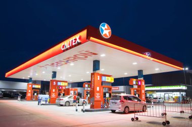 BANGKOK THAILAND: - 15 Temmuz 2020: CALTEX Petrol İstasyonu, Araçlar için yakıt ikmal istasyonu Tayland 'da yakıt ikmali yapılıyor. 24 saat hizmet vermeye hazır.