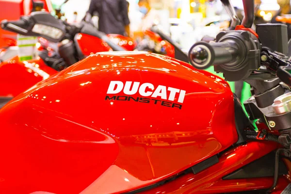 バンコクタイ 2020年7月16日 クローズアップ Ducati 赤いオートバイドゥカティモンスターがバンコク国際モーターショー2020に出展 — ストック写真