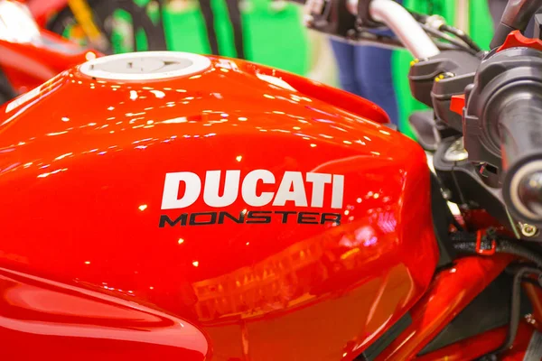 バンコクタイ 2020年7月16日 クローズアップ Ducati 赤いオートバイドゥカティモンスターがバンコク国際モーターショー2020に出展 — ストック写真