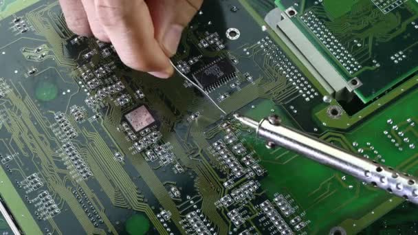 Techniker Verwenden Einen Lötkolben Zur Reparatur Der Elektronik Der Computerplatinen — Stockvideo