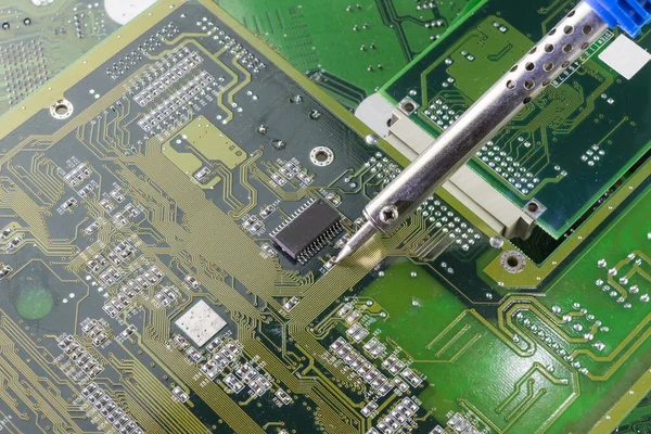 Soldador Para Reparación Electrónica Tecnología Concepto Placa Circuito Informático Hardware — Foto de Stock