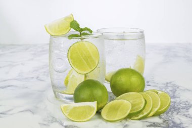 Lemon 'dan soğuk bir içecek. Su bardağında parçalara ayrılmış. 