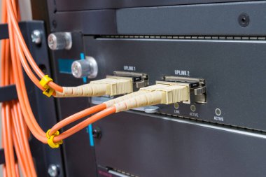 Sunucu odasında bağlantı kurmak için kablo ağı, fiber optik kablo bağlantısı, ağ yöneticileri kavramı
