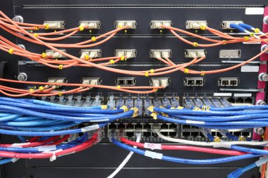 Sunucu odasında bağlantı kurmak için kablo ağı, fiber optik kablo bağlantısı, ağ yöneticileri kavramı