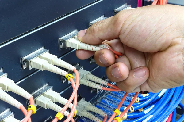 기술자가 케이블 네트워크를 연결하여 콘셉트 인터넷 네트워크 관리인 — 스톡 사진