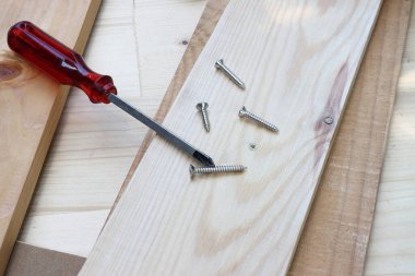 Tahtada da tornavida var.