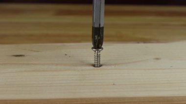 Tornavidalar ve fındıklar ahşap zemini deliyor..