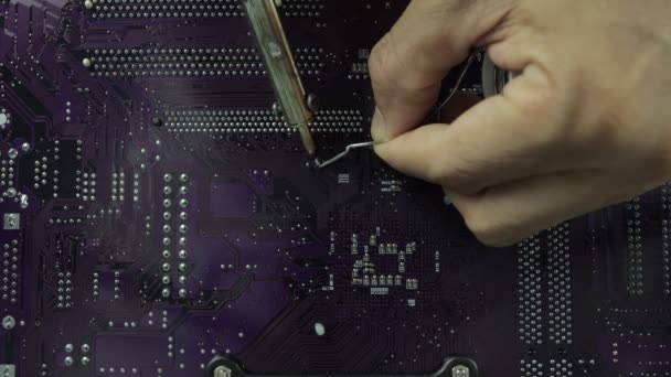 Les Techniciens Utilisent Fer Souder Pour Réparer Électronique Technologie Concept — Video