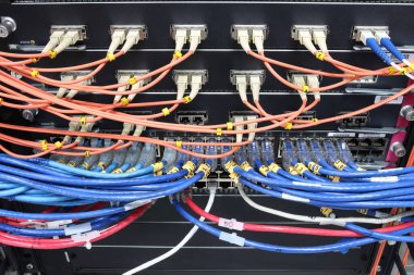 Sunucu odasında bağlantı kurmak için kablo ağı, fiber optik kablo bağlantısı, ağ yöneticileri kavramı