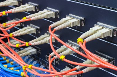 Sunucu odasında bağlantı kurmak için kablo ağı, fiber optik kablo bağlantısı, ağ yöneticileri kavramı