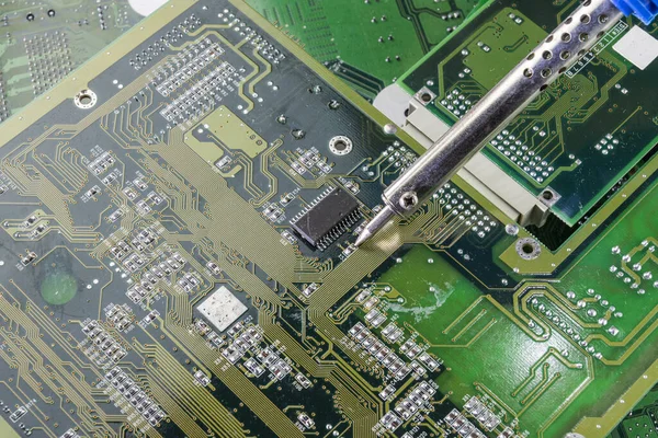 コンピュータ回路基板の概念技術を電子的に修復するためのハンダ付け鉄 — ストック写真