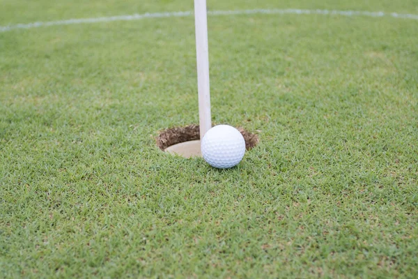 Bola Golfe Grama Campo Golfe Frente Verde — Fotografia de Stock