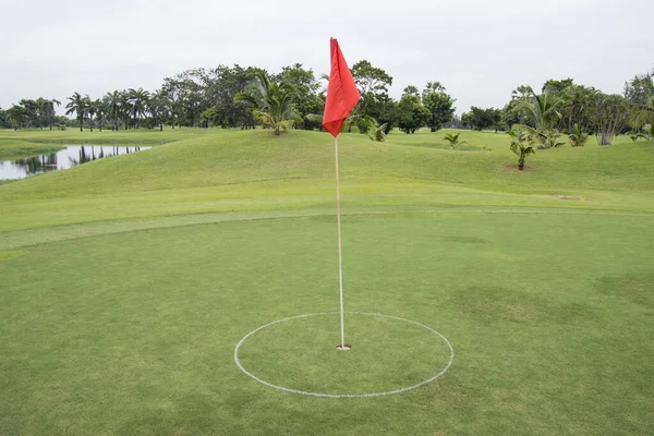 Rote Fahne Auf Gras Golfplatz Der Grünen — Stockfoto