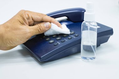 Konsept Önleme sıklıkla temizlik yapar, patojenlerin telefon teçhizatı etrafında yayılmasına olanak sağlayan yüksek trafik bölgelerine odaklanır. 