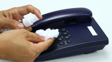 Konsept Önleme sıklıkla temizlik yapar, patojenlerin telefon teçhizatı etrafında yayılmasına olanak sağlayan yüksek trafik bölgelerine odaklanır. 