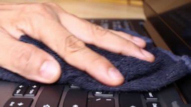 Konsept Önleme sıklıkla temizlik yapar, patojenlerin dizüstü bilgisayarın klavyesi gibi bilgisayar ekipmanlarına yayılmasına olanak sağlayan yüksek trafik bölgelerine odaklanır