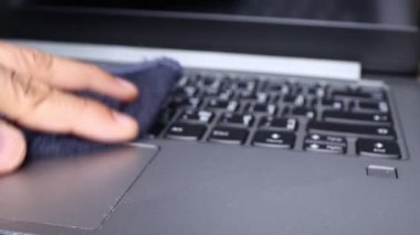 Konsept Önleme sıklıkla temizlik yapar, patojenlerin dizüstü bilgisayarın klavyesi gibi bilgisayar ekipmanlarına yayılmasına olanak sağlayan yüksek trafik bölgelerine odaklanır