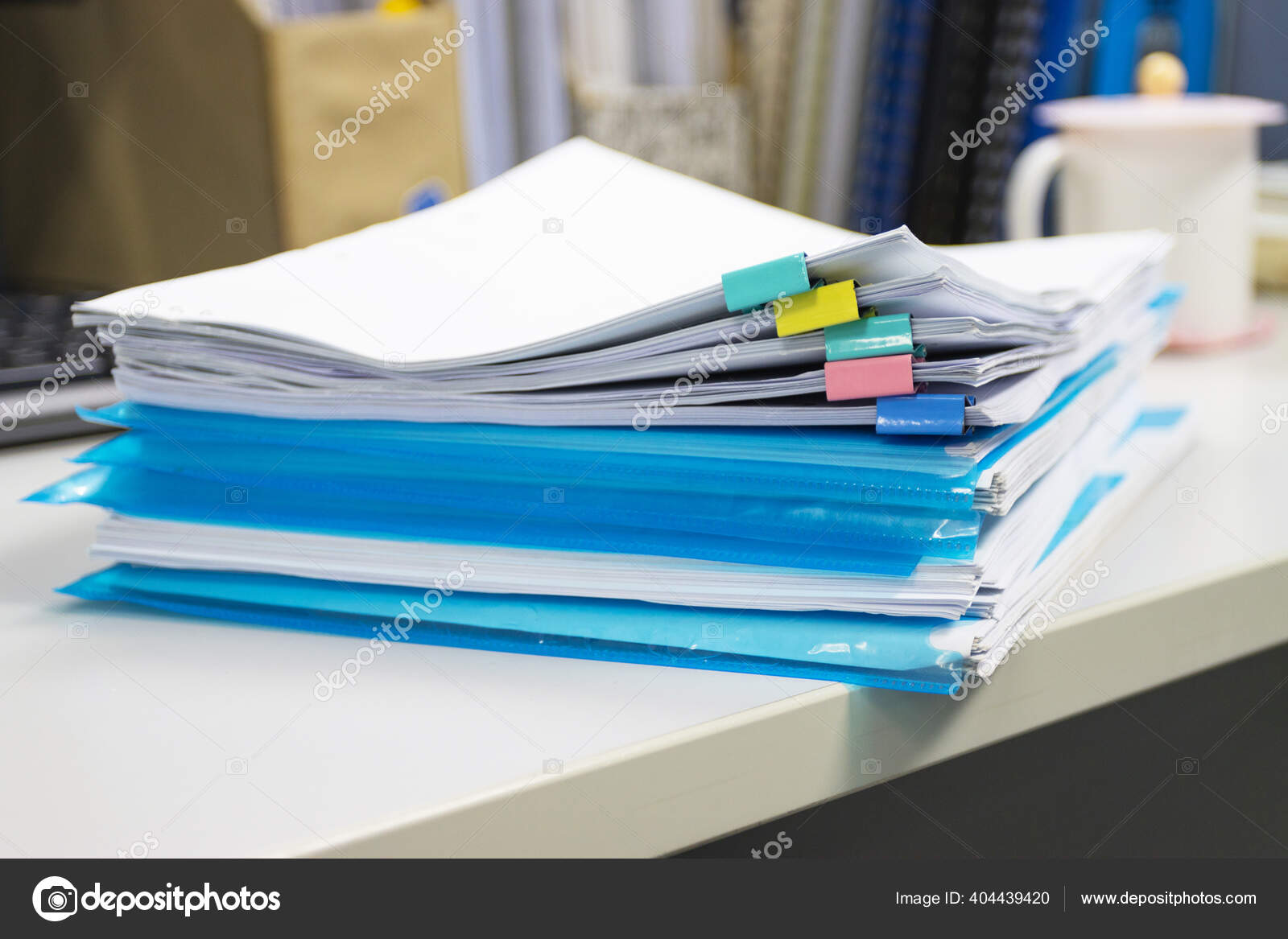 Carpeta Archivos Pila Informe Negocio Archivo Papel Sobre Mesa Una — Foto  de stock #404439420 © piyaphunjun.gmail.com, image size:1600x1167