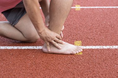 Koşu sahasında koşarken ayak bileği yaralanması