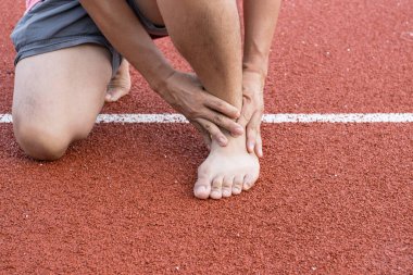 Koşu sahasında koşarken ayak bileği yaralanması