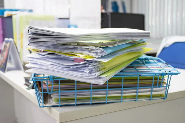 ファイルフォルダと業務報告書のスタック作業所内のテーブル上のファイル 作業所内の概念文書 — ストック写真