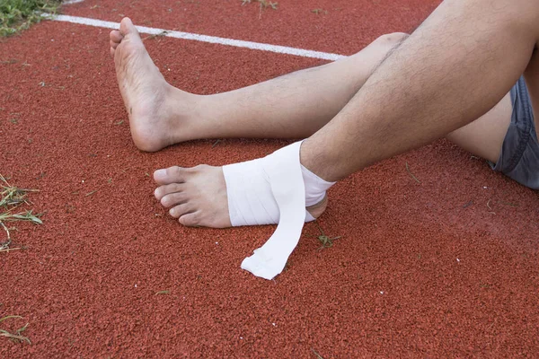 Mann Legt Kompressionsverband Auf Sprunggelenksverletzung Nach Bewegungskonzept Sportverletzungen — Stockfoto