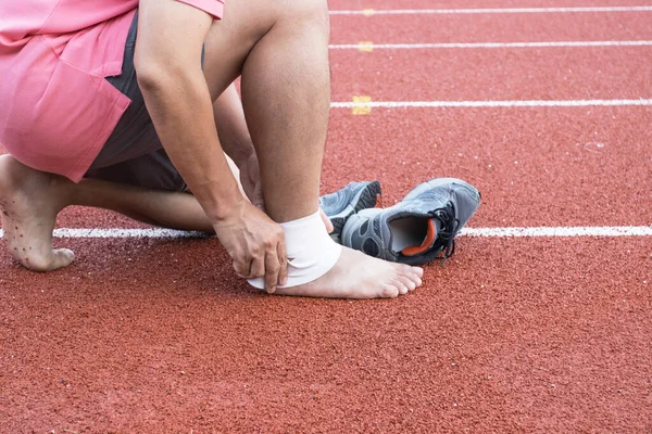 Muž Nanášení Kompresní Obvaz Zranění Kotníku Cvičení Koncept Sportovní Zranění — Stock fotografie