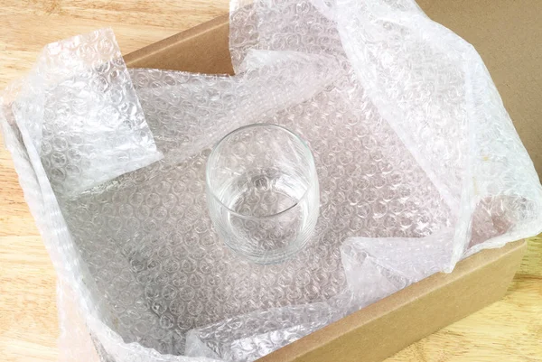 Bubble Wrap Cover Waterglas Doos Voor Bescherming Product Gebarsten Verzekering — Stockfoto
