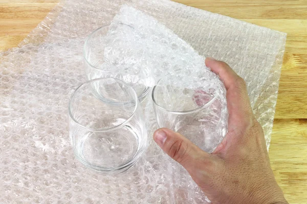 Hand Van Mens Houden Bubble Wrap Cover Glas Voor Bescherming — Stockfoto