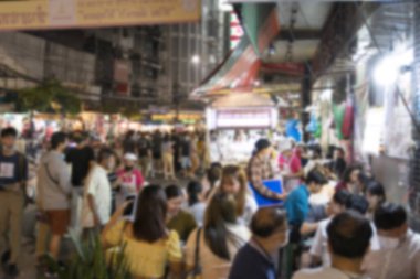 Çin Mahallesi Bangkok Tayland 'daki bulanık sokak yemekleri ve kalabalık alanlarda yüksek yoğunluklu insanlar.