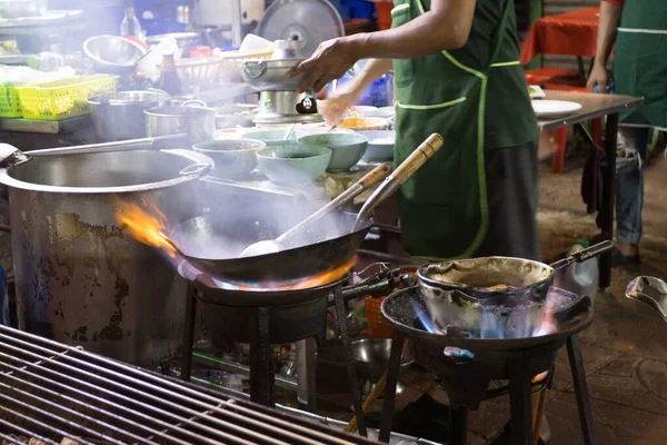 Chef Roeren Koken Wok Straat Voedsel — Stockfoto