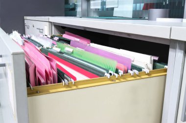 Çalışma ofisinde, İş Konsepti Ofisi belge deposunda, dosya klasörlerini bir çekmece dolusu tam kağıt içinde asma belgesi