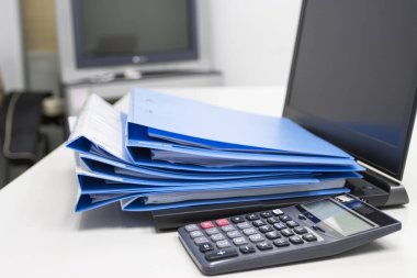 Belgeli dosya dizini ve toplantı odasında Not Defteri olan Hesap Makinesi 