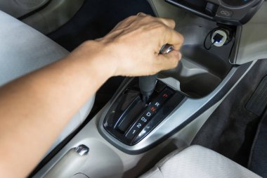 İnsan eli Vites R 'yi tut Aracı geri sürmek için seçilen teçhizatı tersine çevir