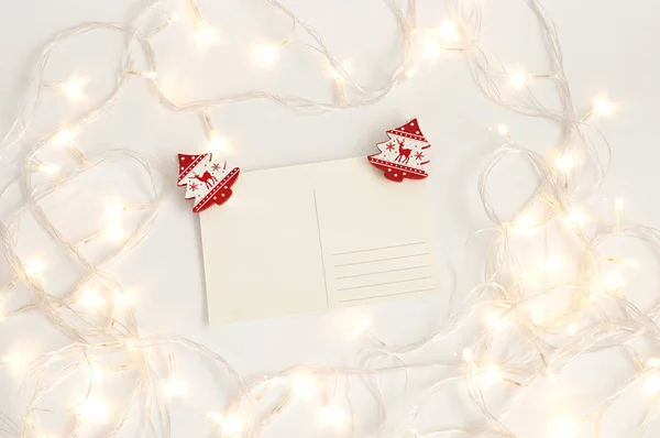 Leere Postkarte Mit Roten Stecknadeln Form Eines Weihnachtsbaums Auf Weißem — Stockfoto
