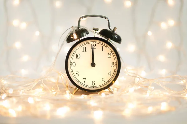Reloj Despertador Año Nuevo Medianoche Fondo Festivo Navidad — Foto de Stock
