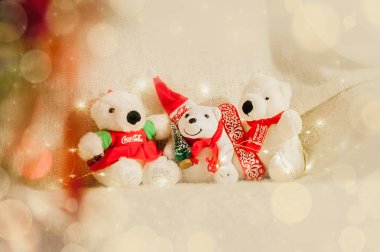 31 Aralık 2017, Voronezh, Rusya Federasyonu. Coca Cola beyaz Noel ayı tatil ışıkları ile birlikte oturan.