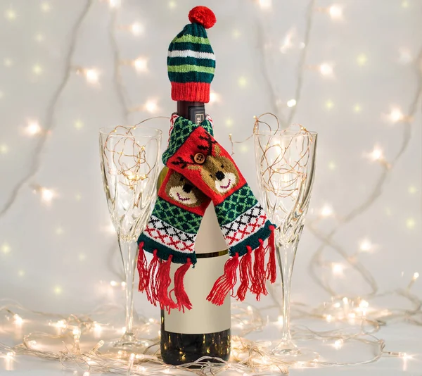 Bottiglia Vino Lana Natale Sciarpa Cappello Circondato Luci Natalizie — Foto Stock