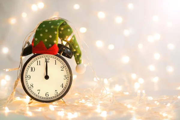 Reloj Despertador Año Nuevo Con Capucha Verde Navidad Parte Superior — Foto de Stock