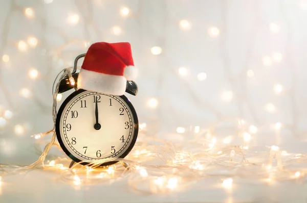 Reloj Despertador Año Nuevo Con Capucha Roja Parte Superior Medianoche — Foto de Stock