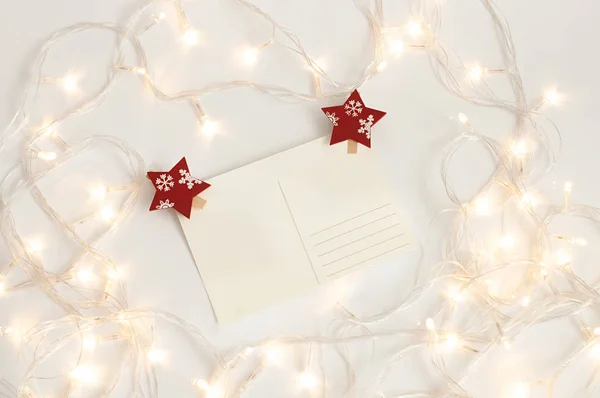 Cartolina Bianca Con Spilli Rossi Forma Stelle Natale Sfondo Bianco — Foto Stock
