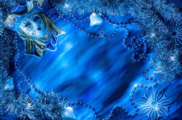 Máscara Carnaval Azul Canto Fundo Azul Cercado Com Ouropel Prata — Fotografia de Stock