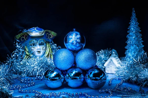 Montón Bolas Azules Navidad Centro Rodeado Oropel Plata Fondo Negro —  Fotos de Stock