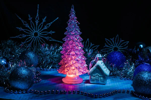 Árvore Natal Gelada Brilhando Com Luz Rosa Fundo Azul Centro — Fotografia de Stock