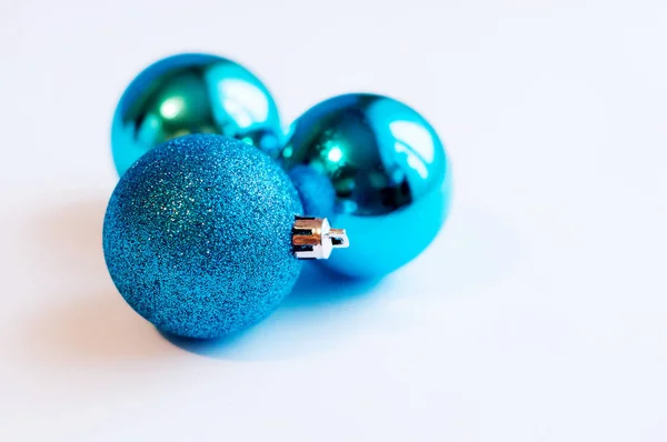 Três Bolas Decoração Azul Fundo Branco Ano Novo Decoração Natal — Fotografia de Stock