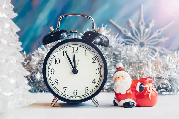 Reloj Despertador Año Nuevo Santa Claus Medianoche Fondo Azul Plata — Foto de Stock